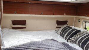 Tvärställd säng husbil
